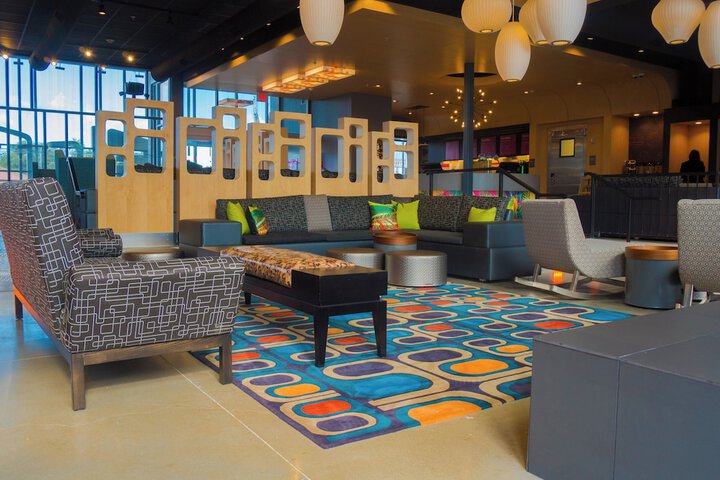 Lounge 40 of 42