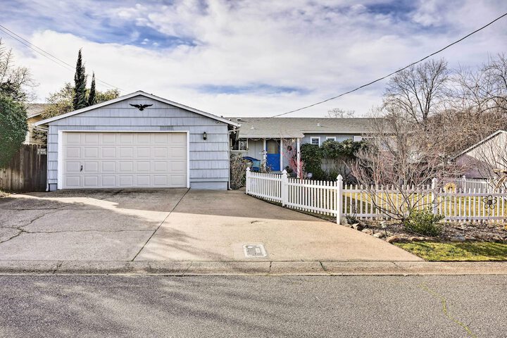 1 Mi to Main Street Sutter Creek: Poolside Oasis!