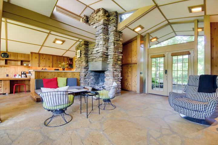 Tranquil Mid-century Modern Cottage w / Forest View