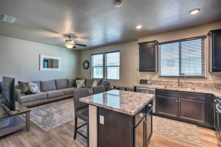 Pet-friendly Elk Grove Retreat w / Balcony!
