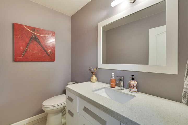 Lake Oswego Home w / Deck 9 Mi to Downtown Portland