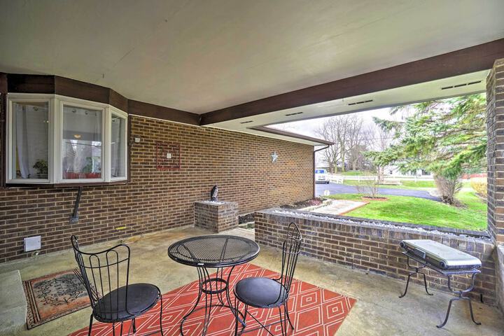 Delightful Tipp City Unit w / Covered Patio!
