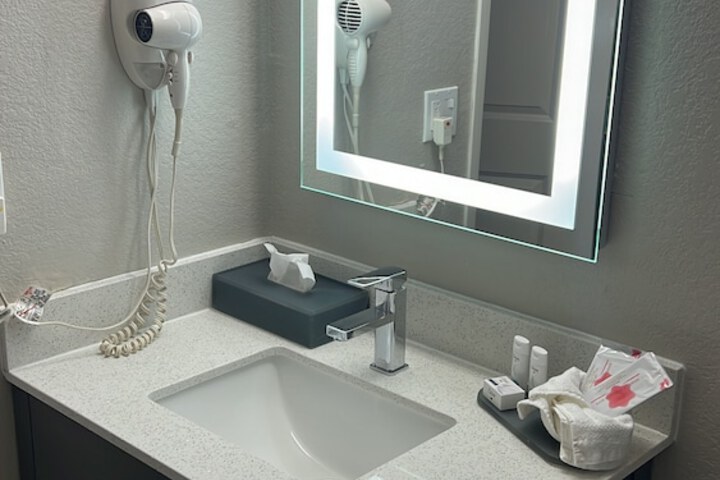 La Quinta Inn & Suites by Wyndham Ada