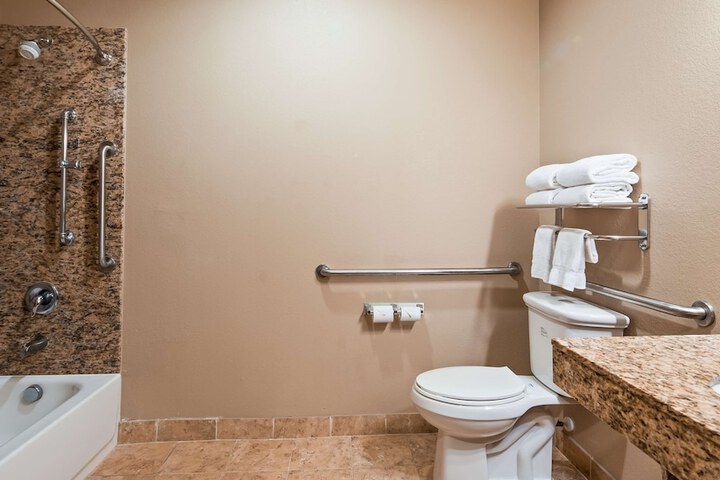 Best Western Plus Kenedy Inn