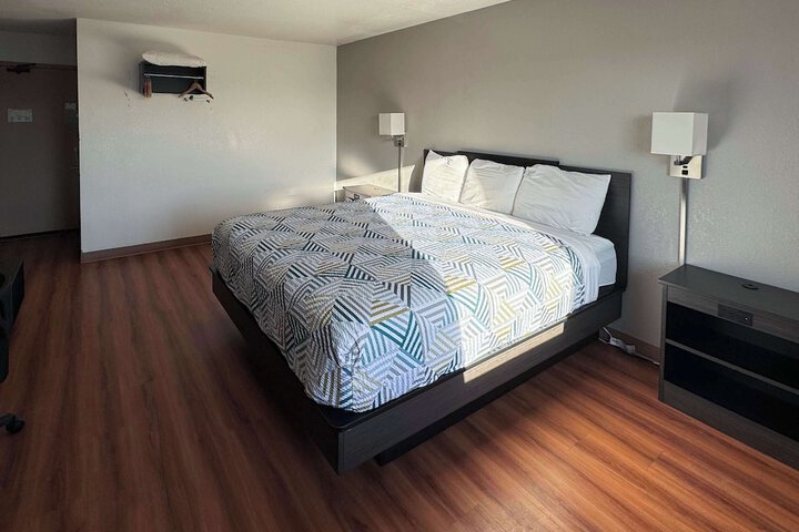 Room 10 of 28
