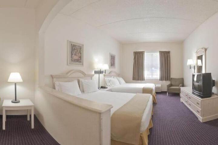 Holiday Inn Express Suites Plant City by IHG