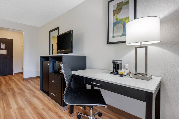 Room 17 of 28