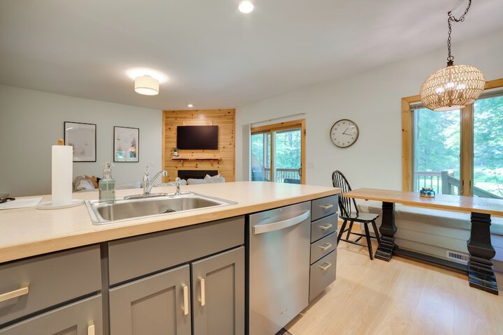 Modern Bellaire Condo: Pool Access Near Skiing!