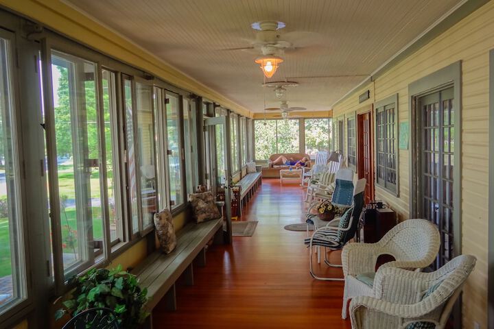 Lake Ripley Lodge w Lake Front Rooms Grand Porch, Kayaks & Paddleboard