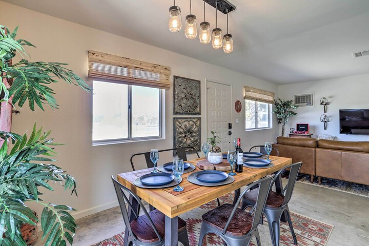 Indie-eclectic Desert Home w / Hot Tub + Patio