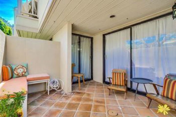 Newly remodeled Beach 2 Br condo by RedAwning