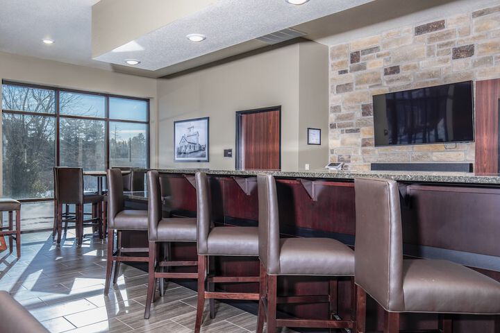 Cobblestone Hotel & Suites - Waukesha / West Milwaukee