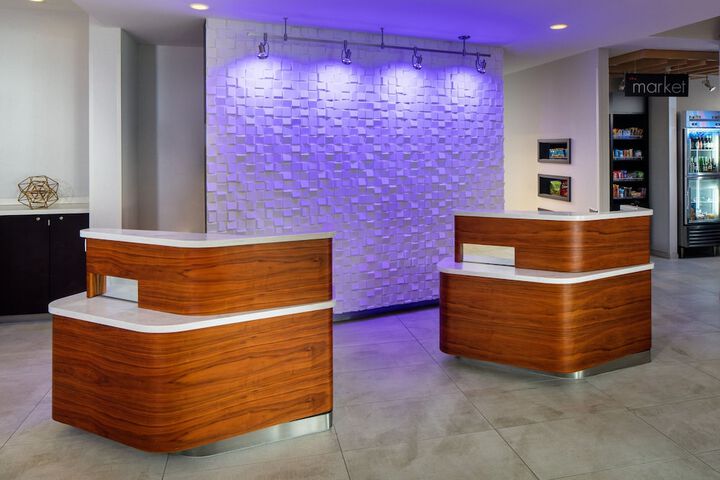 Courtyard by Marriott Charleston Downtown / Civic Center