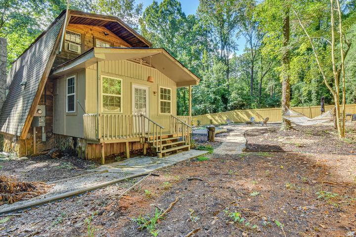 Pet-friendly Lavonia Cabin Walk to Lake Hartwell!