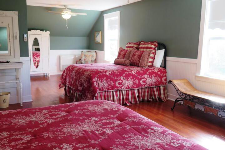 Yellow House B & B