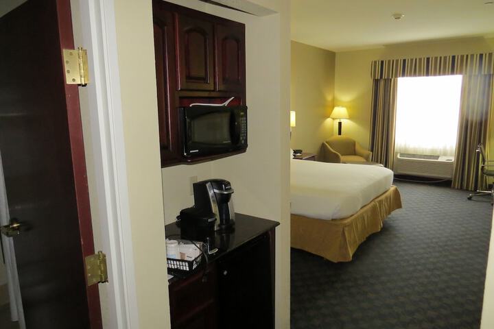 Holiday Inn Express & Suites Pampa by IHG