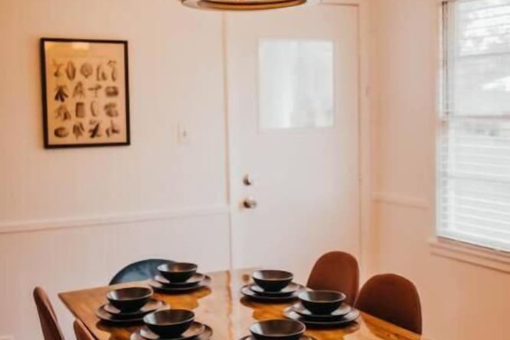 The Burrow-Cozy 3 BDRM HM - Free Parking