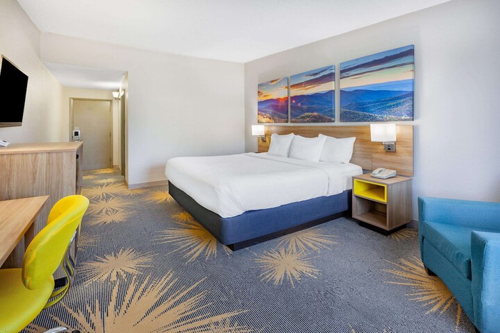 Room 6 of 25