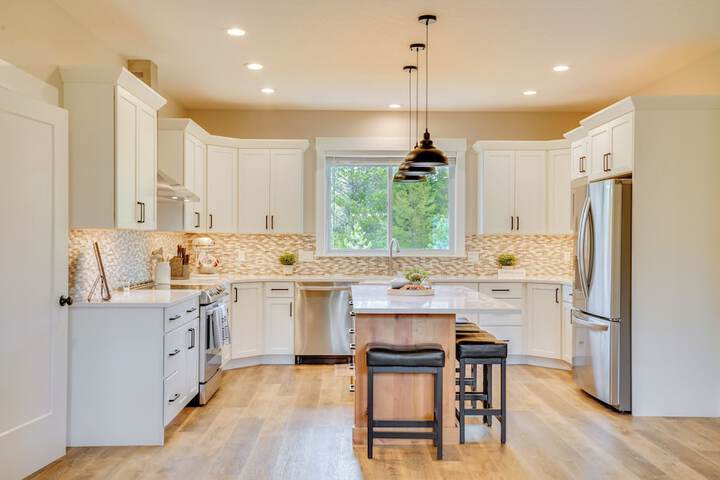 Spacious Donnelly Family Home w / Private Hot Tub!