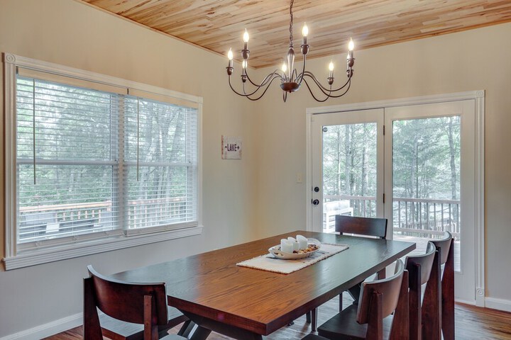Lakefront Minocqua Getaway: Dock Game Room!
