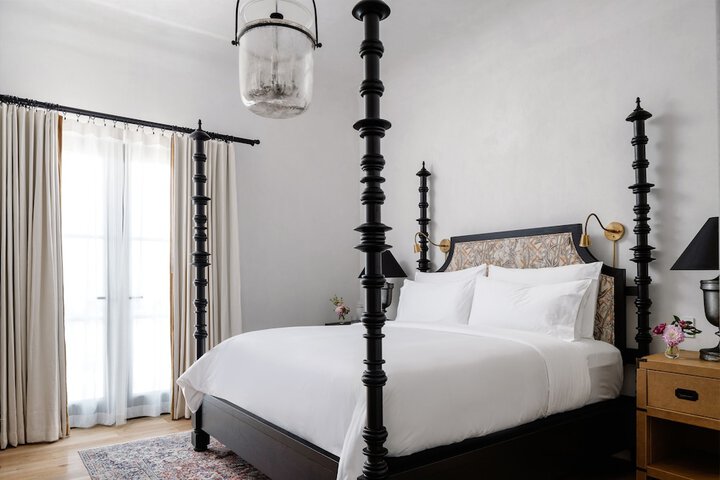 Room 32 of 68