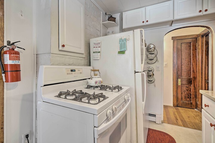 Dog-friendly Waretown Home w / Furnished Deck!
