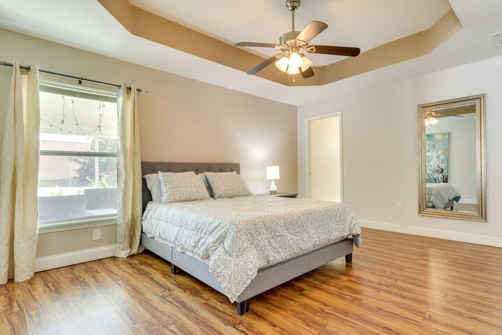 Charming Leesburg Getaway w / Screened Porch!