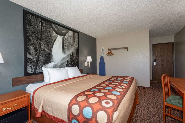 Room 28 of 35