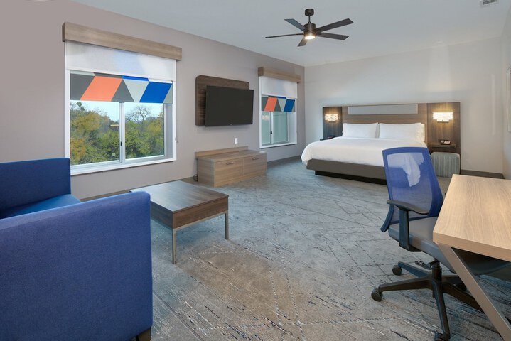 Holiday Inn Express & Suites North Dallas at Preston by IHG