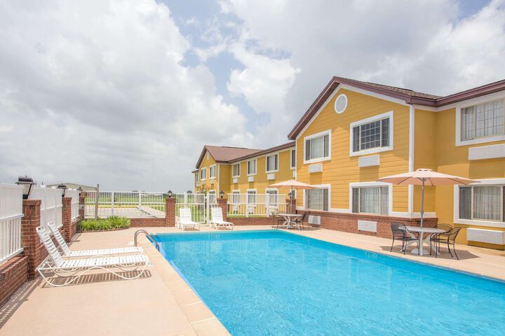 Pool 4 of 35