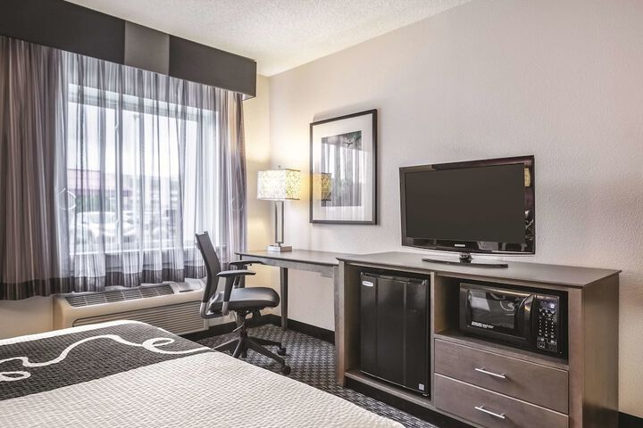 La Quinta Inn & Suites by Wyndham Hartford - Bradley Airport