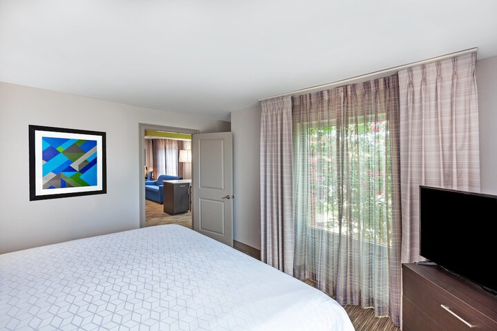 Room 32 of 51