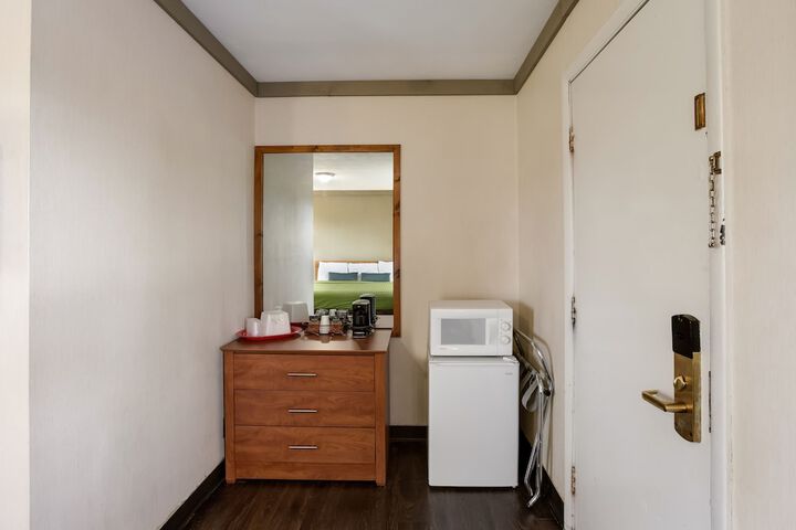 Room 10 of 12