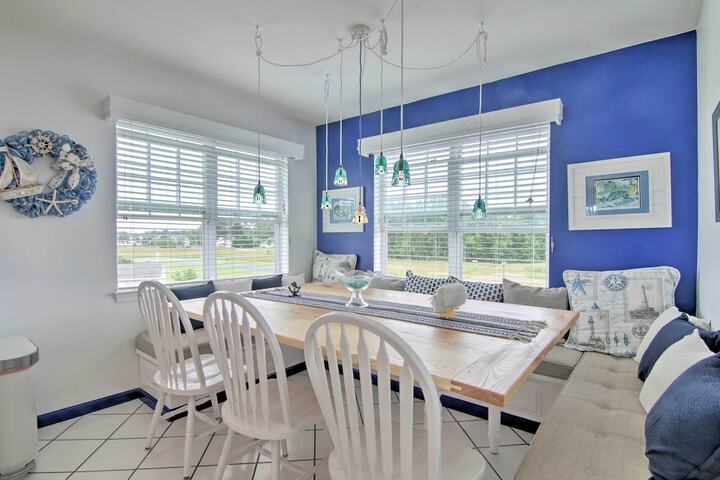 Near Beaches: Ocean View Condo w / Balcony!