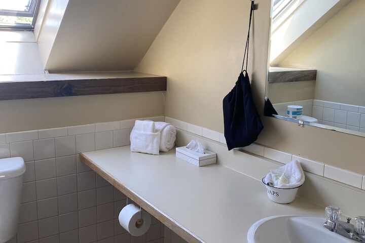 Room 180 of 294