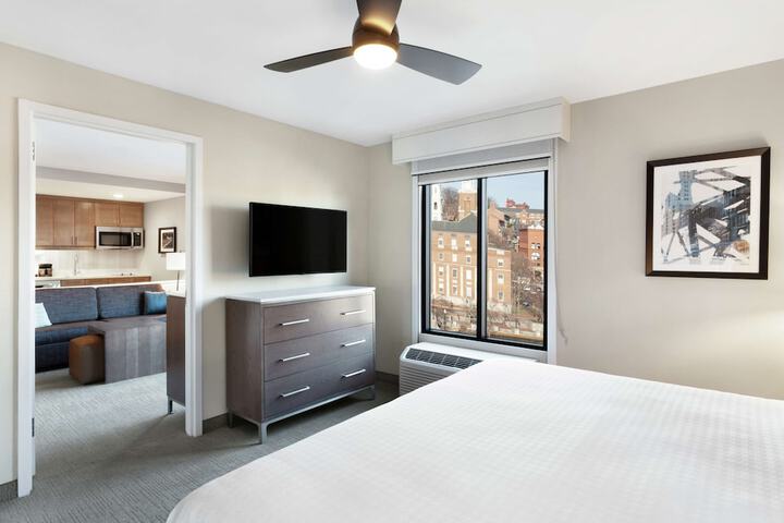 Room 17 of 37