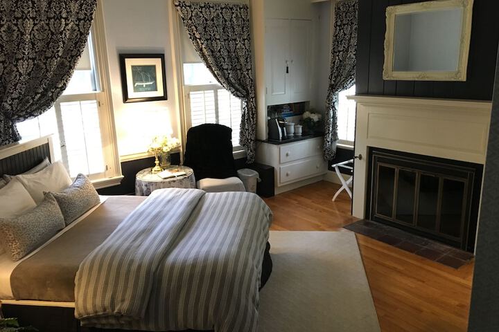 PineCrest Inn