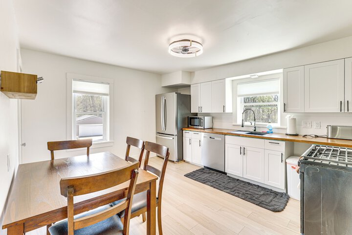 3 Mi to Downtown Youngstown: Apt w / Deck!