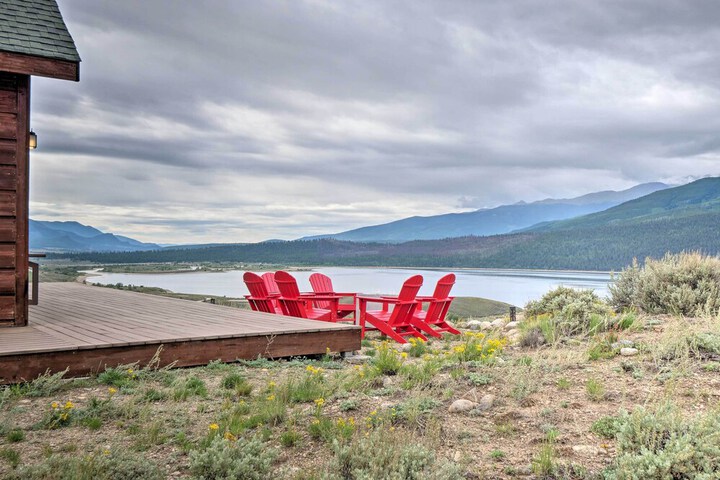 Breathtaking Views: Twin Lakes Retreat w / Deck