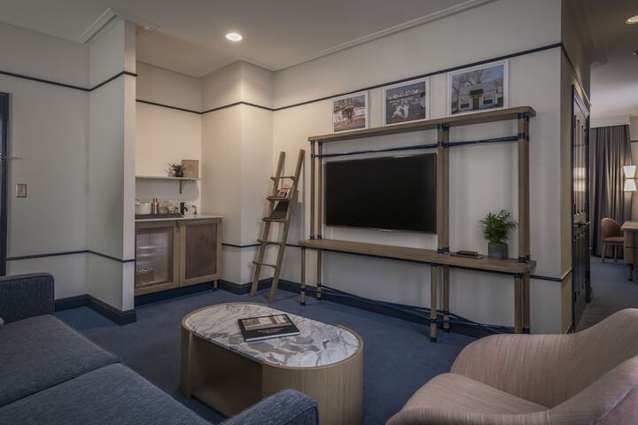 Hu. Hotel