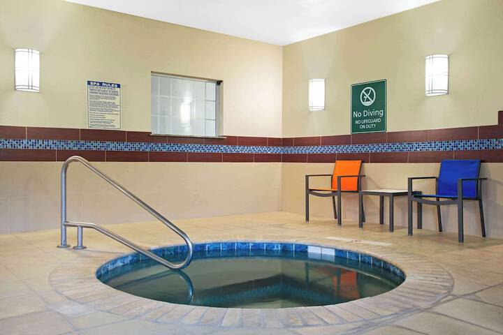 La Quinta Inn & Suites by Wyndham Pearsall