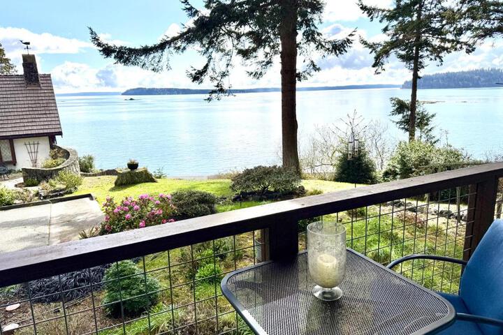 Puget Sound Chic Romantic Cottage with Private Beach Access & Gated Entry