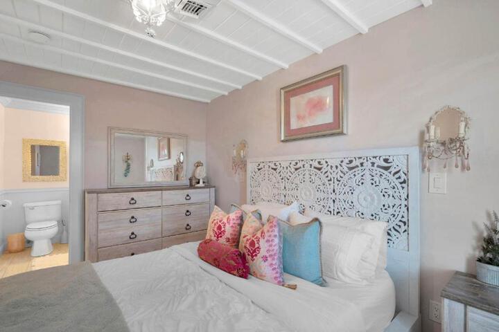 Diana Luxury Retreat: Private Beach and Vineyards