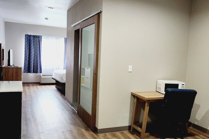 Room 11 of 32