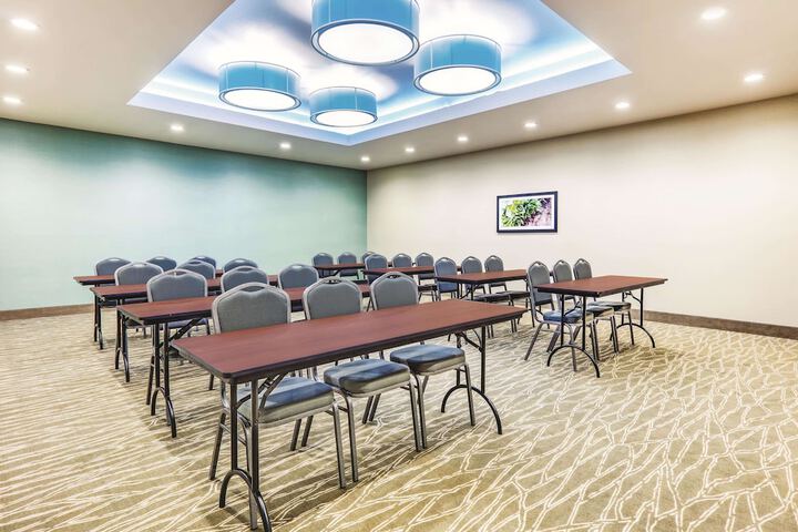 La Quinta Inn & Suites by Wyndham Dallas Plano - The Colony