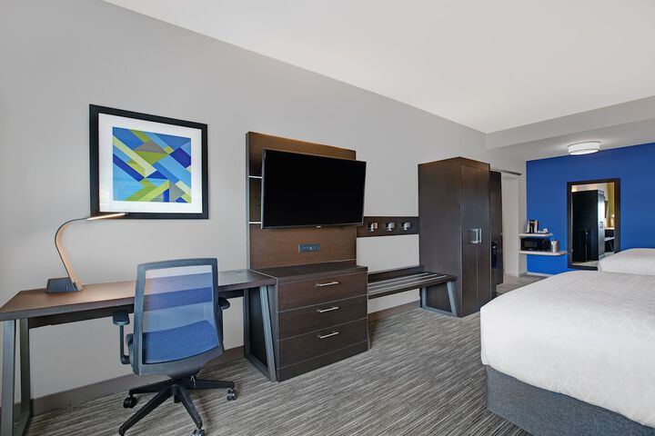 Holiday Inn Express & Suites Milwaukee - Brookfield by IHG