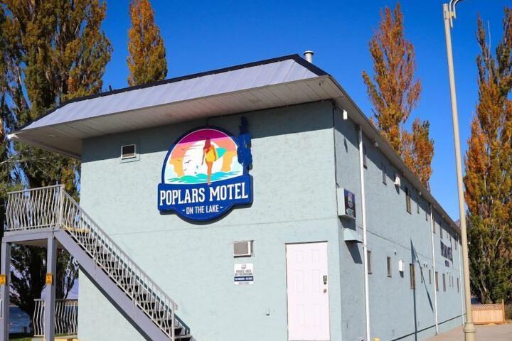 Poplars Motel on the lake