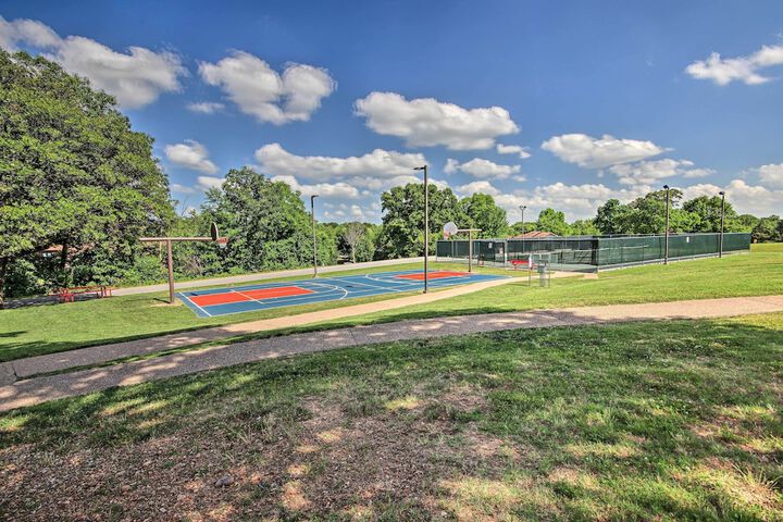 Bella Vista Home w / Deck + Trails: on Golf Course!
