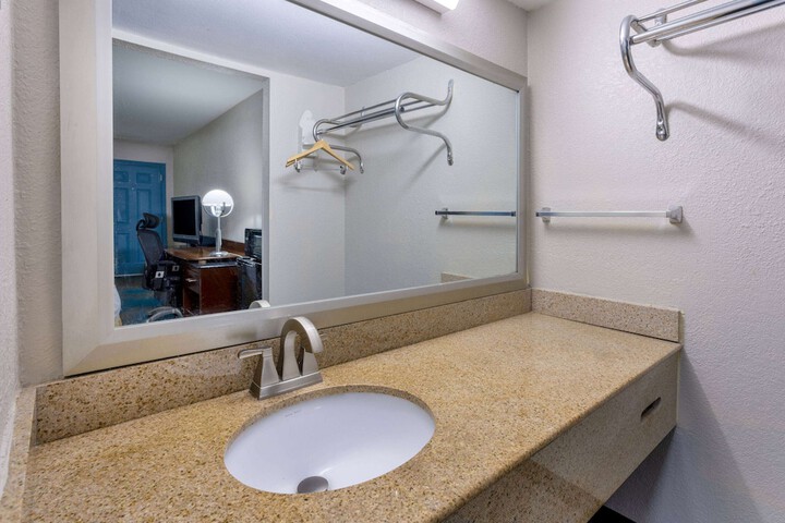 Days Inn by Wyndham Columbia