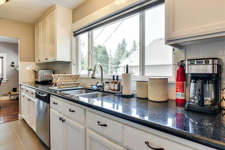 Charming Portland Home Walk to Light Rail!